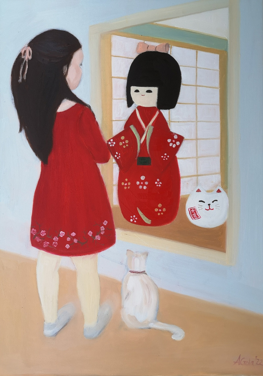 The girl with the kitten stands in front of the mirror and sees Kokeshi and Maneki in the reflection.